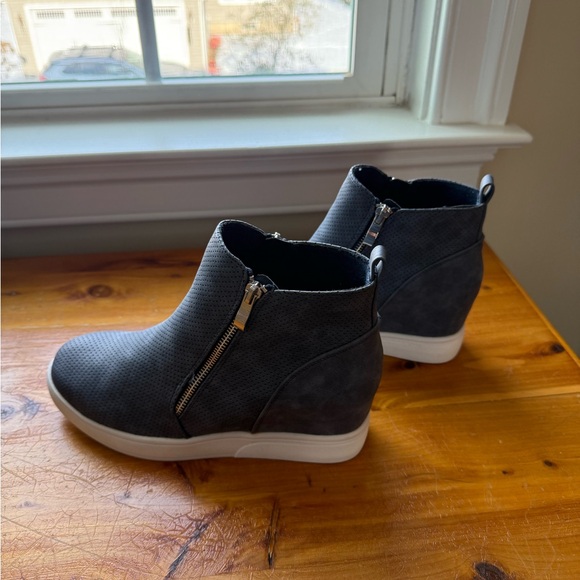 Women's Blue Journee Penelope Wedge Sneakers.  9.5 - Picture 11 of 15